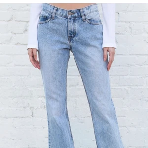 Brandy Melville jeans - Super snygga jeans från Brandy Melville, har sprättat upp dom så att dom ska passa mig i längden som är ca 172 ( se sista bilden)💓💓 Superfint skick! Kom privat för fler bilder osv🥰