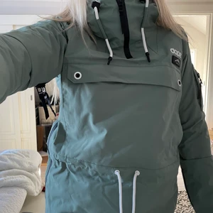 Dope jacka  - Super snygg och varm jacka! Använd två skid säsonger alltså bara ett par veckor per år och ser som ny ut. Massa bra fickor och luva som går över hjälm. Det är storlek xxs men passar mig som har xs/s i vanliga fall. Nypris 1899kr och köparen står för frakt.