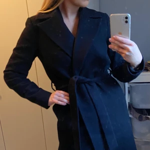 Svart kappa  - Superfin svart kappa från Massimo Dutti. Inköpt för ett år sedan. Gjord av ull med innerfoder. Svart knytband i midjan. 