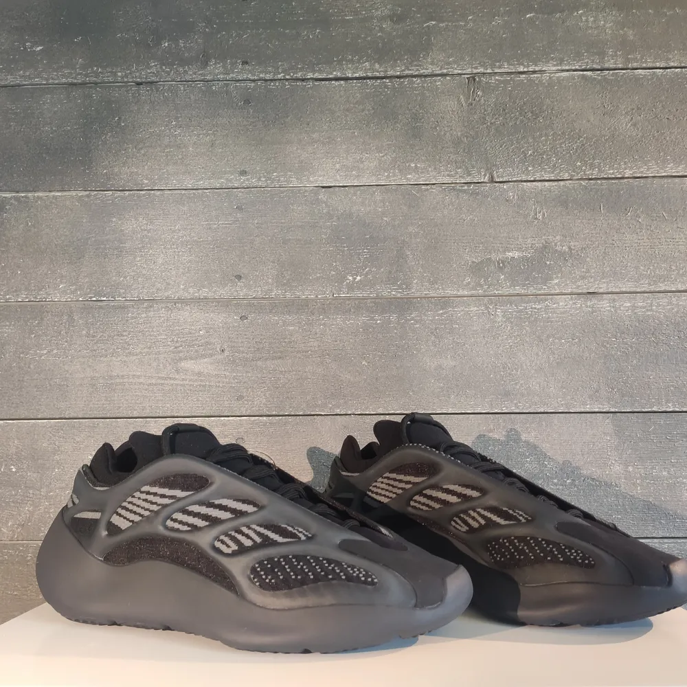 Yeezy 700 v3 DRKGLW  Size: US 10.5 / EU 44 2/3  Quality: Deadstock                                                 Happy to provide more photos!. Skor.