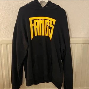 Hoodie - Säljer nu denna nästan oanvända hoodien (för min del), köpt här på plick🤍 den sitter som en M/L 🤍 den har ett litet litet hål på luvan, men det syns inte om du har luvan nere🤍 skriv för fler frågor 🤍 (start: 150+frakt)