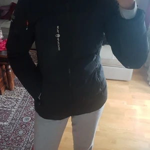 Sail racing jacka - Säljer min sailracing jacka eftersom jag köpte den i sista storleken s men jag har långa armar så den satt lite liten på mig men annars helt ny absolut inga skador ( KÖPAREN STÅR FÖR FRAKTEN)