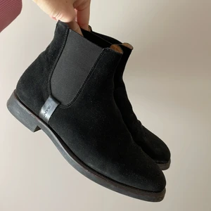 GANT Chelsea Boots strl 38 - GANT chelseaboots i mocka, strl 38. Normala i storleken. Använda ett flertal gånger men fortfarande i bra skick. Eventuell frakt inkluderad i priset! 