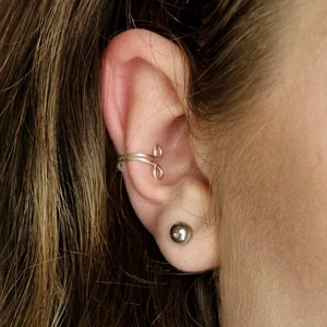 Egengjorda earcuffs / örhängen  - Dessa justerbara earcuffs som man har på sidan av örat har jag gjort själv och söljer för 15kr + frakt. Köp 4 betala för 3💕 skriv om du har frågor 💕 frakten kostar 12kr💕