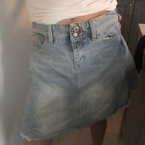 Jeanskjol - Supersöt jeans kjol, lite för stor för mig som är vanligt  w26 , perfekt längd på kjolen för mig som är 172cm, FÖRST TILL KVARN SÄLJER MYCKET ANNAT