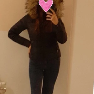 ROCKANBLUE Strl 34 - ROCKANBLUE kort vinterjacka i mycket fint skick. Jackan kan behöva en tvätt. 500 eller bud