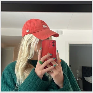 Helly Hansen keps - Skitsnygg roströd keps från Helly Hansen. 🥰 Justerbar storlek och snygg passform. 