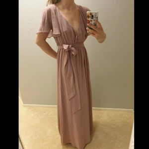 Flutter Chiffon Maxi Dress strlk 38 - Långklänning i färg lavender, gott skick, agerade brudtärneklänning vid ett bröllop. Jag är 168 cm lång och den är perfekt i längden med ett par klackar. 