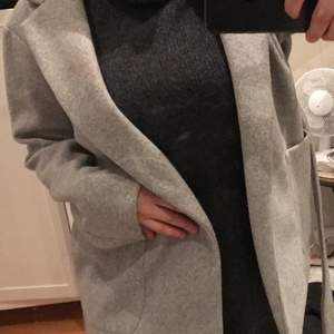 Jätte fin grå kappa från ZARA, Aldrig använd , köpt förra vintern . Nypris runt 500 kr, mitt pris 350 kr. Storlek XS