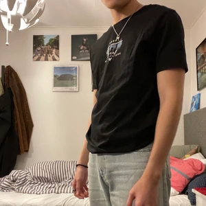 Svart retro style t-shirt med tryck - Skit fin retro style t-shirt från Zalando✨. Kond 8/10. Storlek medium och är true to size💖. Frakt behandlas av köparen 👍🏻