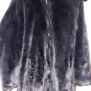 Pälsjacka  - Sälja mina fina pälsjacka, köpte den från zara men den kommer inte till användning 😕. Köparen står för frakt eller så möts vi upp i Göteborg💞