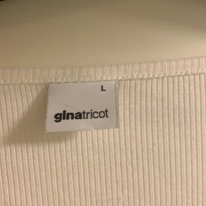 Vit långärmad - En vit långärmad tröja med vida armar. Storlek L men är mer som en M. Nycksick. Köparen står för frakten