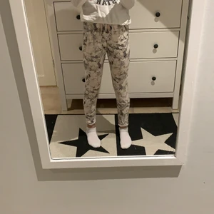 Strl 134-140 passar 146-152 - Super fina mjukis byxor! Använd få gånger,kostar 70+frakt 