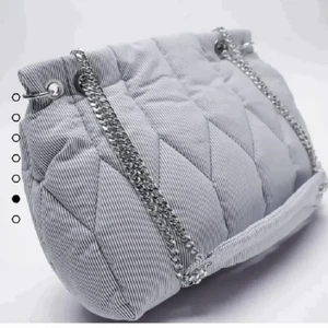 Väska  - Jag säljer en väska från zara, köpt för 400 och säljer för 250❤️