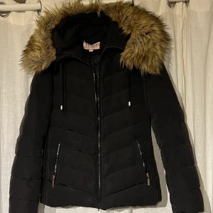 Tessie jacka - En figursydd vinterjacka från tessie som är nästintill oanvänd och bara hänger i garderoben pga att den inte kommer till användning. Väldigt fint skick, varm nu till vintern. Pälsen går att ta av. Vid eventuella frågor, kontakta privat.☺️💗(priset är exklusive frakt)