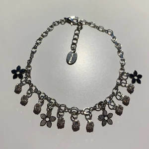 Fotlänk🤍 - En fin fotlänk med blommor från Montini.🌸 20 kr.