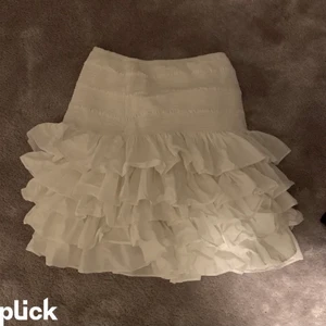 Vit volangkjol - Vit volangkjol från hm strl s. Supergullig, använd max 5 ggr🥰nypris är runt 300kr🥰🥰