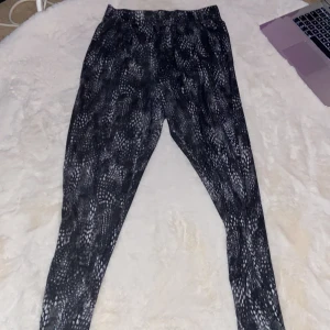 Svart vit stretchig träningsbyxor  - 90 cm lång, 33 cm bred skönt material och stretchig 