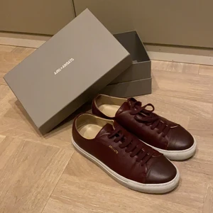 Axel arigato skor - Skor från Axel arigato, vinröda, storlek 40, endast använda 1 gång, i mycket bra skick. Skopåse samt kartong finns. 