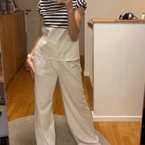 Vita kostymbyxor  - Ett par as sköna vita kostymbyxor ifrån H&M white label! Luftigt material, storlek S