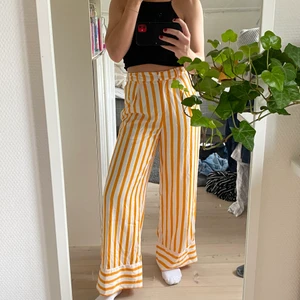 Byxor!! - Säljer mina ASCOOLA byxor från selected femme! ✨✨✨✨✨✨✨✨✨✨✨✨✨✨✨✨ älskade dessa så snälla va snäll mot dem! Storlek 34, men skulel säga att de snarare är 36/38 