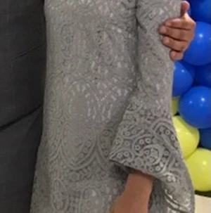 Grå klänning i spets XS/34 - Säljer en grå klänning i spets i storlek 34/XS. Endast anvönd 1 gång! 