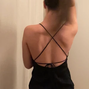 Sidenlinne H&m - Såå fint sidenlinne från H&m med öppen rygg😍 använt fåtal gånger! Perfekt festtopp