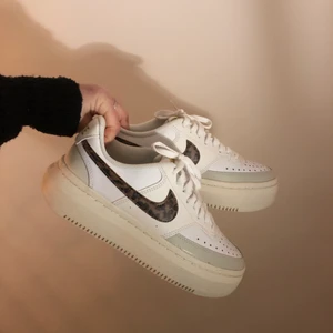 Nike air force 1 - Säljer ett par helt oanvända airforces storlek 40. De har inte kommit till användning pga att den köptes i USA i fel storlek.. säljer därför i nyskick🥳 