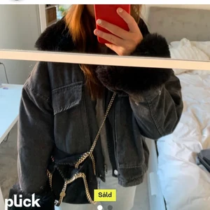Jacka - Lånad bild!!! Köpt på bohoo i våras, all päls är avtagbar och finns även foder man kan sätta i så den blir varmare❤️❤️