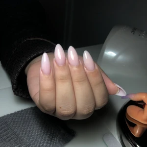 Naglar - Gör både gellack på naturlig nagel samt tippar och gelé❣️ Befinner mig på Hisingen☺️ Pris: 300:-                         Följ min instagram för fler bilder @nailsby_nellie