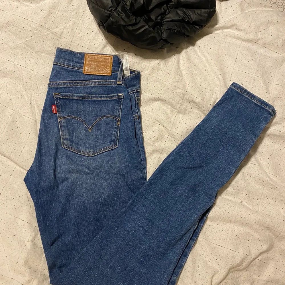 Lågmidjade snygga Levis jeans!!. Jeans & Byxor.