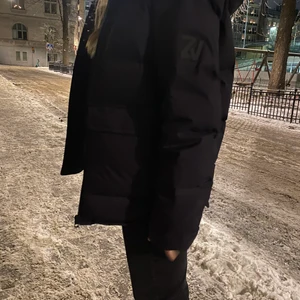 Zadig jacka - Säljer min super fina zadig & Voltaire jacka som jag köpte förra vintern för nånstans mellan 4000-5000kr Den är marinblå, har 6 fickor (1 innerficka) , luva och mudd med hål på tummen! Vet inte vad leverans avgiften är än!