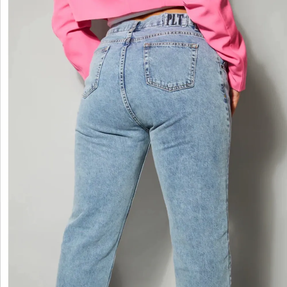 blåa V-shaped jeans i med raka ben. Helt oanvända i storlek 10 vilket motsvarar S/M. Dem är lite mindre i storleken så passar både XS, S och M, beroende på hut tajta eller lösa man vill att dem ska sitta!🤍 . Jeans & Byxor.