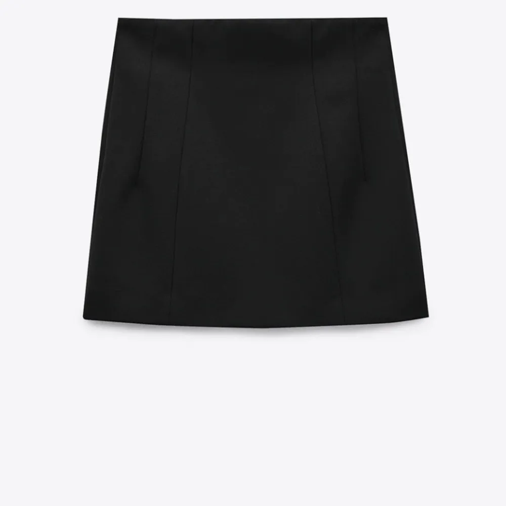 Säljer denna trendiga oanvända kjol från zara!!! Tyvärr satt inte denna bra på mig och därför säljes!. Kjolar.
