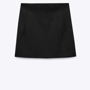 Säljer denna trendiga oanvända kjol från zara!!! Tyvärr satt inte denna bra på mig och därför säljes!