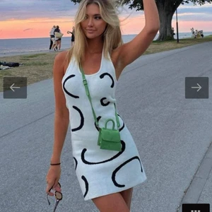 Klänning - Säljer tyvärr denna fina klänning pga att den är liiiite för stor för mig. Nyköpt och alla lappar finns kvar. Köptes för ca 500 kr. Storlek S/M. EJ SÅLD ÄN