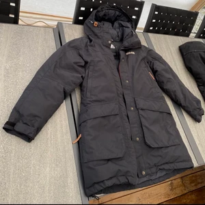 Vinterjacka från 8848 Altitude  - Vinterjacka i nyskick som knappt använts. Köpt på Inter Sport i Malmö. Märket 8848 Altitude, vinterjackans nypris ligger på cirka 3000kr. Den är varm och bekväm!