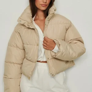 Begie Vinterjacka  - Säljer denna vinterjacka ifrån nakd. 