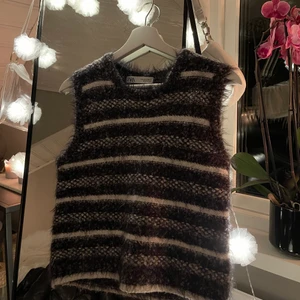 Zara - Säljer denna populära tröja från Zara. Väldigt snygg att ha över t-shirt eller skjorta!!! Slutsåld!!! Väldigt efterfrågad