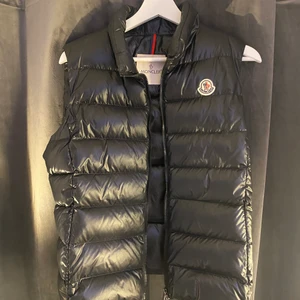 Moncler väst - Kollar intresset på min älskade moncler väst i modellen ”ghany”, strl 4 passar s/m/l beroende på hur man vill att den ska sitta, har kvitto, hör av er vid frågor🥰