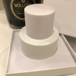 lXA Linn Ahlborg parfym - EdP 50ml. Anv några ggr! Köpt för 699:-   Scent 01 är en doft för både honom och henne. De lekfulla och fräscha toppnoterna av citron, bergamott och svarta vinbär ger ett flirtigt och välkomnande intryck samtidigt som de kombineras med djupare toner som apelsin, mysk och cederträ vilket ger en seriös touch. Scent 01 är levande, sensuell och fräsch, var försiktig den är beroendeframkallande.  Toppnot: Bergamott, citron, apelsin, svarta vinbär Hjärtnot: Apelsinblomma, cyklamen, ylang  Basnot: Vani