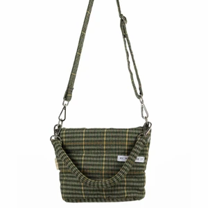 Väska från my mum made it - Jätte fin väska köpt från my mum made it. Aldrig använd, säljer den pga att den inte gick att returnera. Väldigt höstig väska som passar till mycket:))) kommer med ett långt och kort band som på bilden