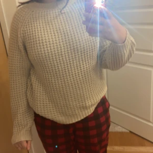 En stickad tröja oversize  - En fin stickad Beers oversize  tröja Den är i bra skick använt minst 2 gånger 150 kr säljer jag  den +frakt skriv om du intresserad❤️🥰storlek m/L 