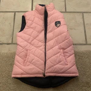 Väst från Hampton Republik - Väst som kan switsha färg beroende på vilken sida man tar på sig den ifrån, använd fåtal gånger då den inte riktigt varit min stil haha