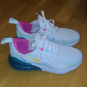 Nike air Max 279 - Säljer mina 270 skor då de är för små. De är sparsamt använda, köpta på Macy’s i New York för 1600 kr. Köparen står för frakten och pris kan diskuteras 