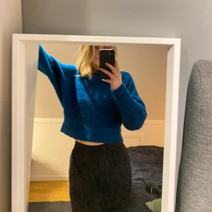 Korallblå tröja - En korallblå stickad tröja i strl XS men sitter som en XS/S, frakt tillkommer 