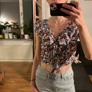 Blommig top, storlek 40 som S - Blommig top från Gina Tricot i storlek 40 men passar mig som vanligtvis har xs och s. Oanvänd.