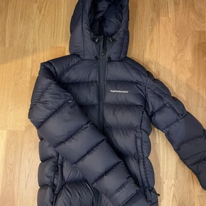 Dunjacka - Mörkblå dunjacka i väldigt gott skick från peak.                    Storlek S i dam.                                                                       Nypris 4000kr 