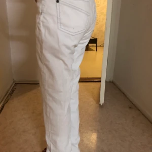 Vita låg midjade jeans - Extremt fina vita låg midjade jeans från Olivia Jeans. Köpts för 500 säljer för 300 men vid snabb affär kan priset diskuteras. Säljer pågrund av att de är lite för stora. Bara testade❤️