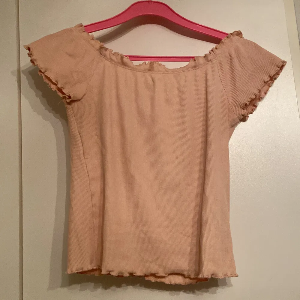 Gullig rosa off shoulder topp från Gina tricot, köpare står för frakt. Toppar.